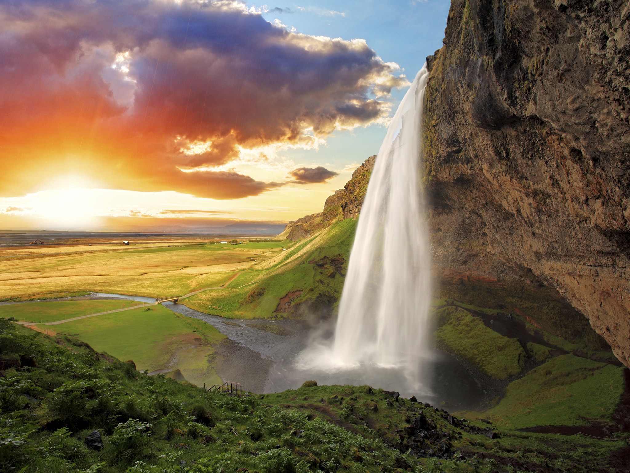 waterfalls Seljalandsfoss GettyImages 457381095 - A constelação familiar busca o essencial